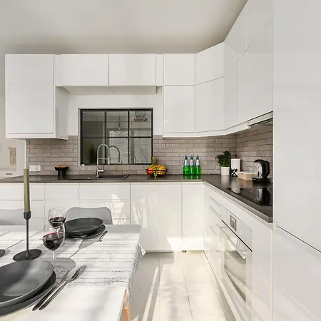 Lumina I Premium 3br With Private Garden I Parking 아파트